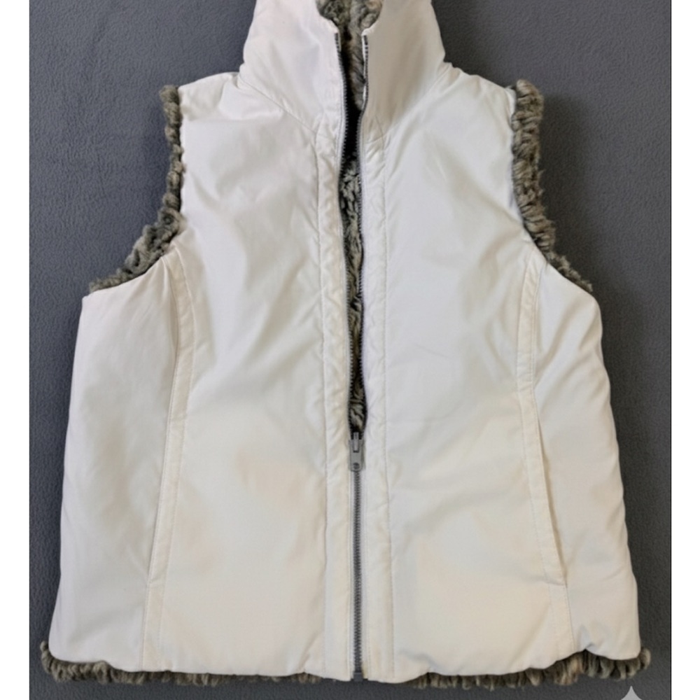 Chic Women's Faux Fur Vest in Gray with zipper - Picture 12 of 12